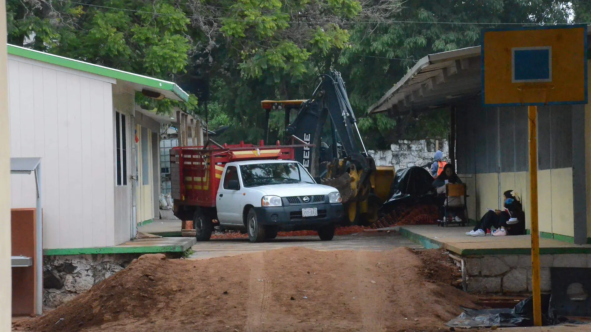 Tras gestiones de padres de familia, gobierno estatal ejecuta obras en primaria de Escolásticas.  Foto Luis Luévanos.